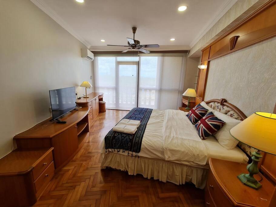 Lovely Waterfront Riverbank Suite With Pool Кучінг Екстер'єр фото