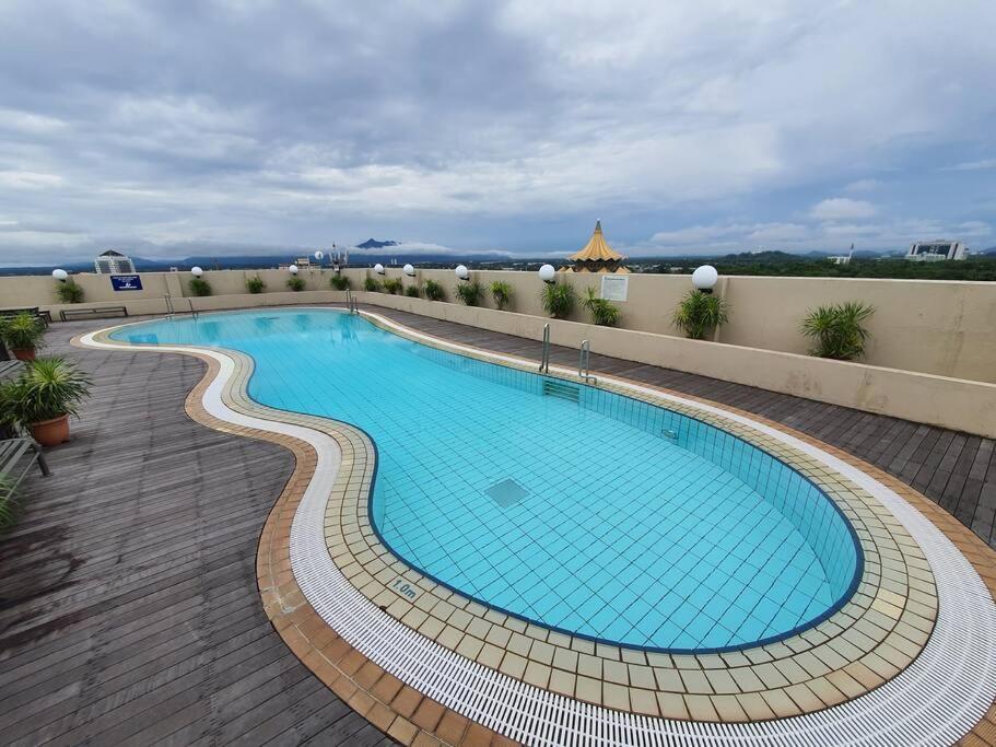 Lovely Waterfront Riverbank Suite With Pool Кучінг Екстер'єр фото