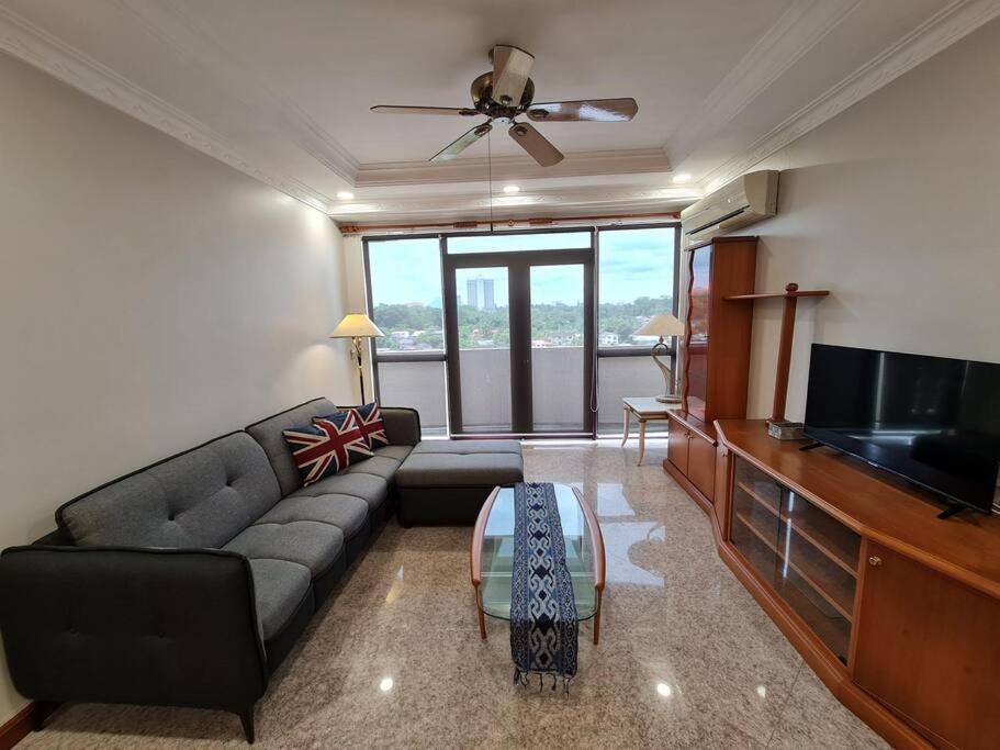 Lovely Waterfront Riverbank Suite With Pool Кучінг Екстер'єр фото