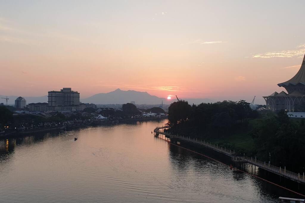 Lovely Waterfront Riverbank Suite With Pool Кучінг Екстер'єр фото